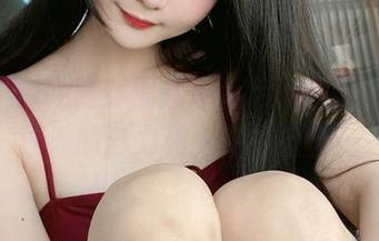 在线!看51酱穿黑红泳装后,我试着理解泳池的浮力和人生的重力…