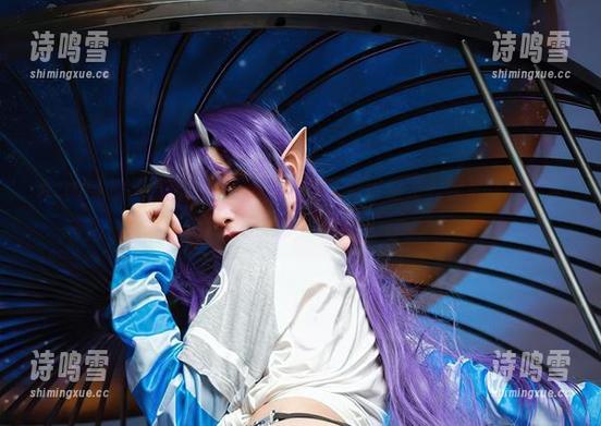 Azami的宇崎花泳装让海边的沙子都害羞了，快来体验这套图的小尴尬！