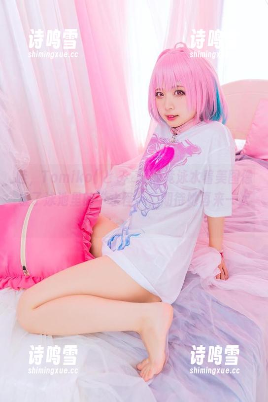 哇，Tomiko(とみこ)的竞泳水着美图像极了泳池里的“水怪”，期待她再来一次！