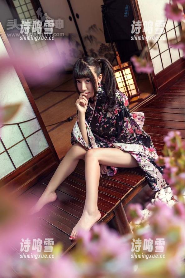 TouTiao头条女神 - 刘雨露的透明私房美图，光影洒了一身，也太诱惑了吧。