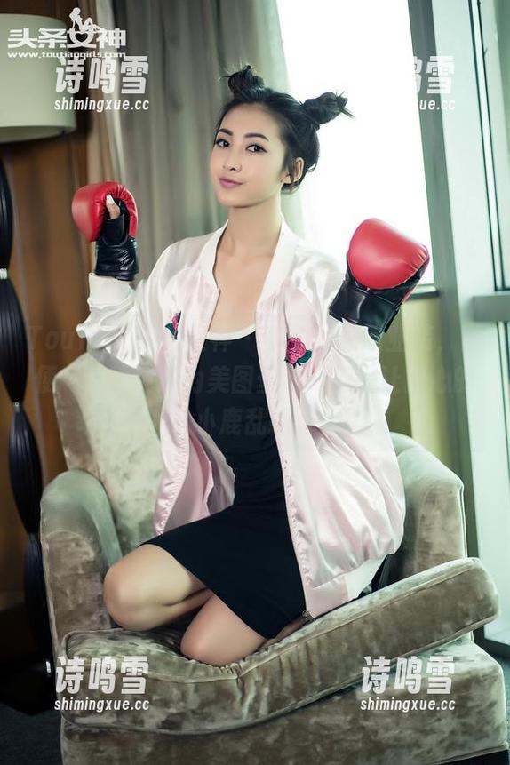TouTiao头条女神 - 李媛媛的职业装，随便一张就能成为美图壁纸，真是让内心的小鹿乱撞。