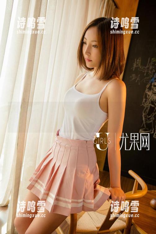 UGirls尤果网 - Abby金金在街头漫步的日常，原图里的走姿太搞了！