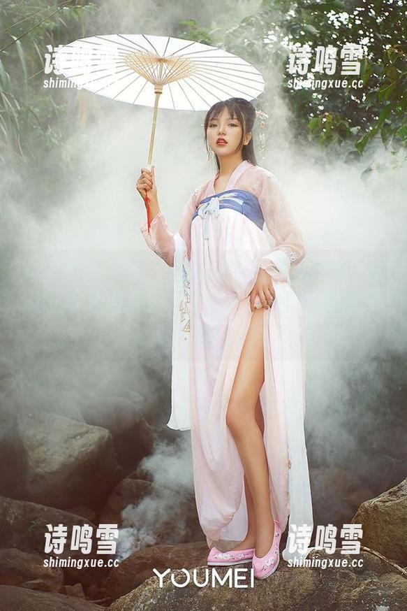 YouMi尤蜜荟 - 深蓝色的私房，抖娘利世用这种色调讲述了些什么，捉摸不透却又让人着迷。