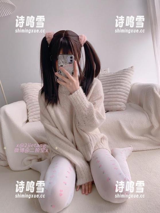 二阶堂宅绘子又来了！灰色外套写真集小更新，不常见的搭配真带感。