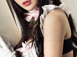 克拉女神 – 在她的私拍里，泳池似乎成了配角，哇，嘉萌的状态状态好绝了！