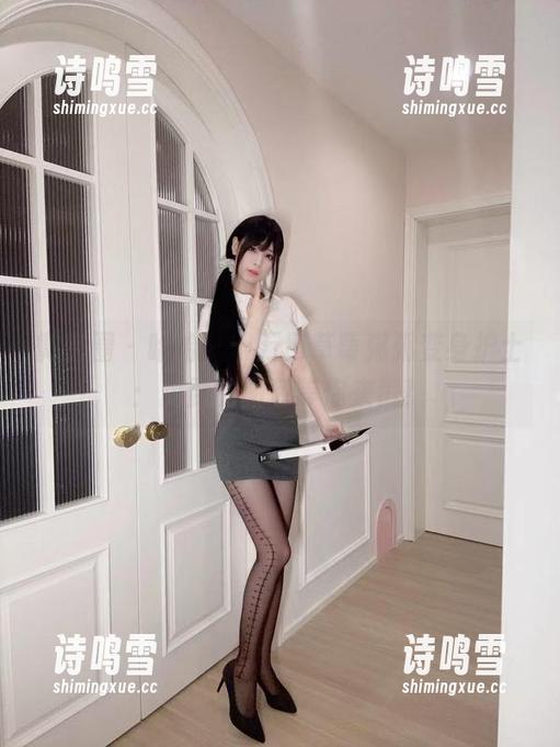 微密圈 - 哈哈，十万口草莓粥粥变身护士：免费的图包等你来戳！