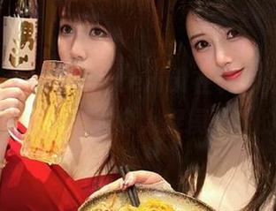 图片里的宝儿mysterial在玩弄光影,索尼子的表情总有种令人捉摸不透的魔力。