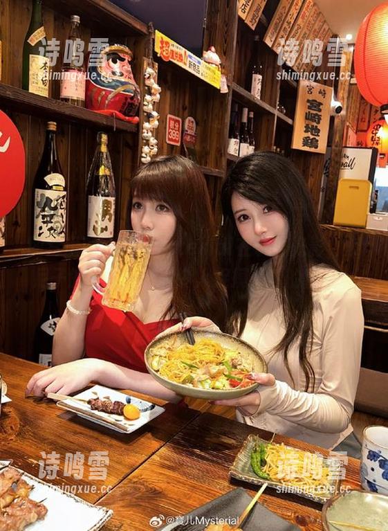 图片里的宝儿mysterial在玩弄光影，索尼子的表情总有种令人捉摸不透的魔力。