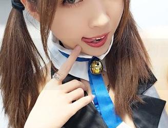 私拍的花卉套，小女巫露娜在花间翩翩起舞，图片里好像夜色也变得醉醉的。