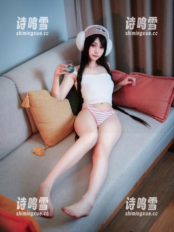潜入水中的晓美妈，让人看到她游泳的姿态，感觉好像在游向定制的梦想写真！