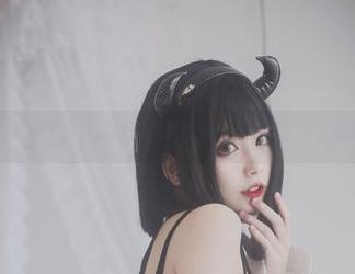 女巫套图更新了,清颜颜子似乎在光影中施展了些不明的魔法~