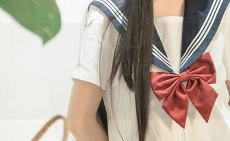 炎热夏日在线翻阅爆机少女喵小吉的图集,“灼灼其华”就像阳光下的一道流动旋律。