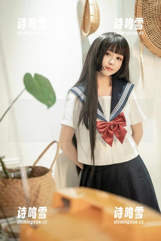 炎热夏日在线翻阅爆机少女喵小吉的图集，“灼灼其华”就像阳光下的一道流动旋律。