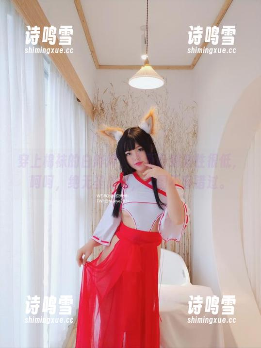穿上棉袜的白烨烨，这画面刺激性很低，呵呵，绝无圣光哦，套图不容错过。