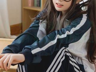 就在这儿！神沢永莉泳衣图包，冲浪前的准备工作，是不是有些无聊但我还是看了。