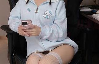 秀人网 – 唐安的校服系列:从课堂到猫步,完美转型