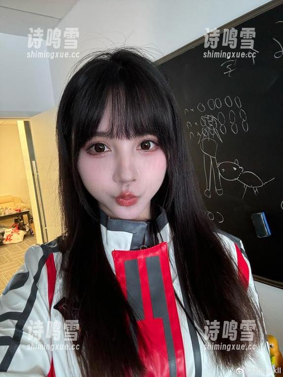 就在这儿，秋山AkIàla丝袜！我被这光影勾引得不知该看哪儿了，原图，快来见证。