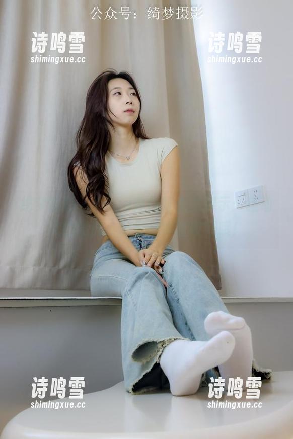 绮梦摄影 - Yaya体操服美图展示：运动风的同时，记得把零食收好哦！