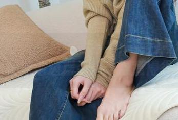 绮梦摄影 – 免费泳装合集：月月教你怎么在泳池边摆姿势，得意得很