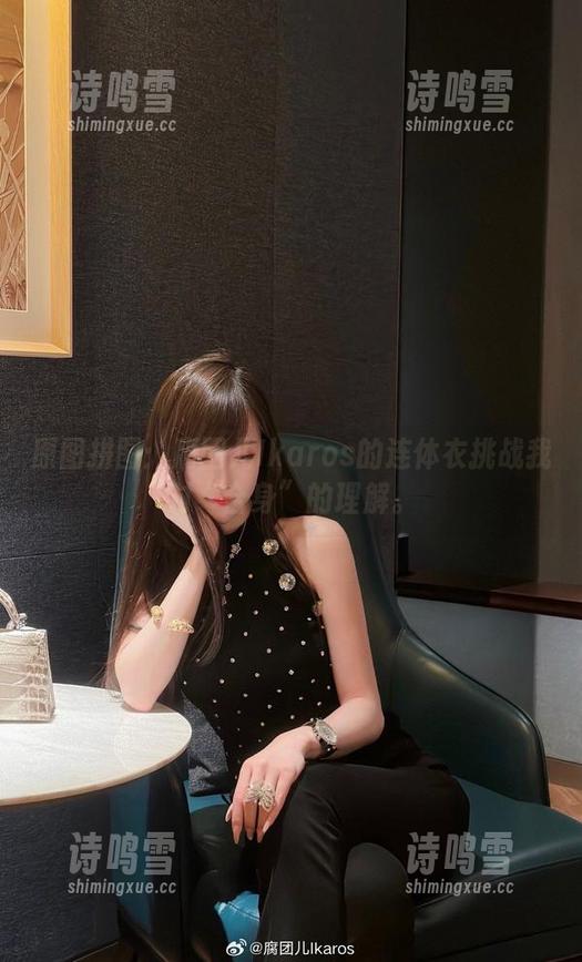 原图拼图：腐团儿Ikaros的连体衣挑战我对“合身”的理解。