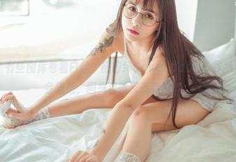 菠萝社 – 有些图库卷着白丝,柳侑绮Sevenbaby的作品看过一次会流连,回头再瞧又有新细节。