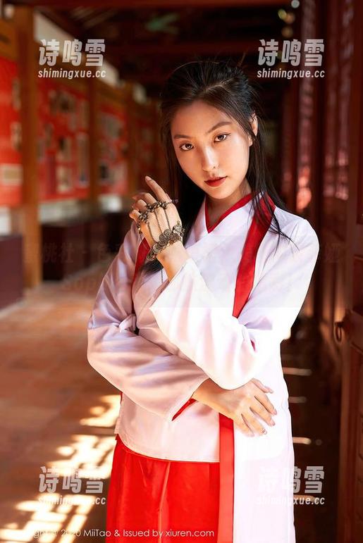 蜜桃社 - 色彩斑斓的短裙，美图中索菲娅Sophia就是那抹流动的精彩！
