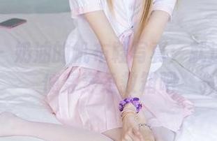 袜啵啵 – 奶油的帆布鞋写真：就这？你随便穿穿急救箱吧
