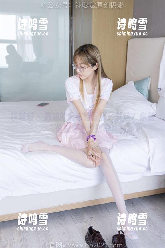 袜啵啵 - 奶油的帆布鞋写真：就这？你随便穿穿急救箱吧