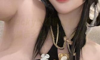 在贝贝琪Becky的眼镜姐姐写真中,完美展现,提示全国人的审美放宽中。