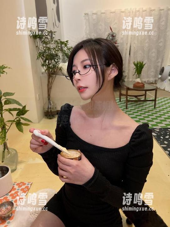 微密圈 - 偶尔在线上见陈妮妮UNI，欲拒还迎的资源游戏。
