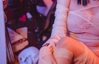 雯妹不讲道理和她的姐姐，美图中透露出的那种“姐妹情深”真有意思。