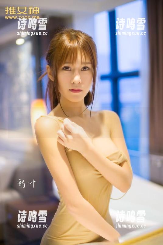 青豆客 - 看施忆佳的美脚合集，心底那点小期待悄悄升温