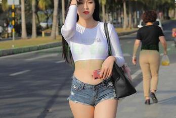 魔镜街拍 – 私房中的欢乐聚焦：看萌宝儿在哈哈镜前的包臀裙肉丝拗造型
