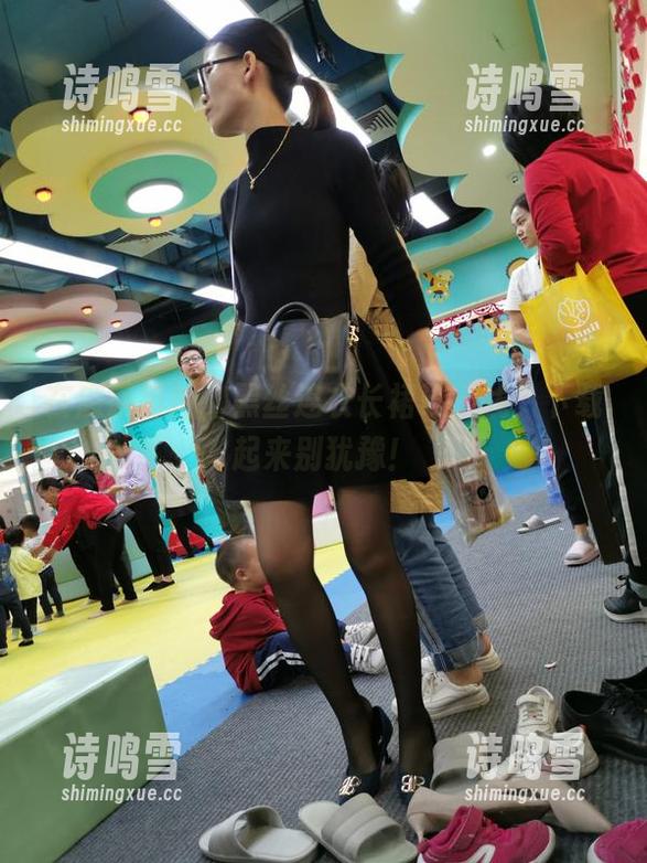 在魔镜街拍，黑丝连衣长裙已上线，下载起来别犹豫！