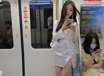 最新图片来啦,魔镜街拍的皮裙黑丝,不知道我该把眼神藏哪儿……